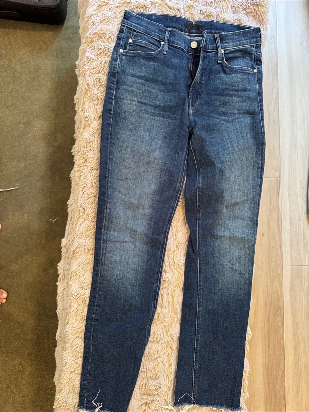 MOTHER MID RISE DAZZLER ANKLE FRAY